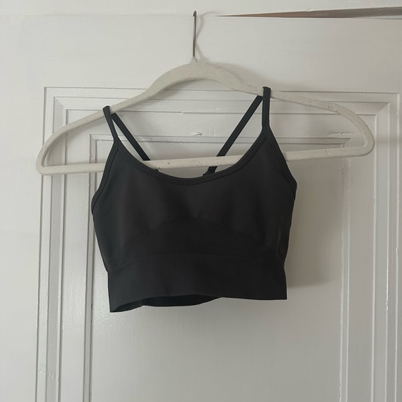 Grey sports bra 
Excellent condition 
Size small
#activewear #alo #lululemon - Picture 3 of 4